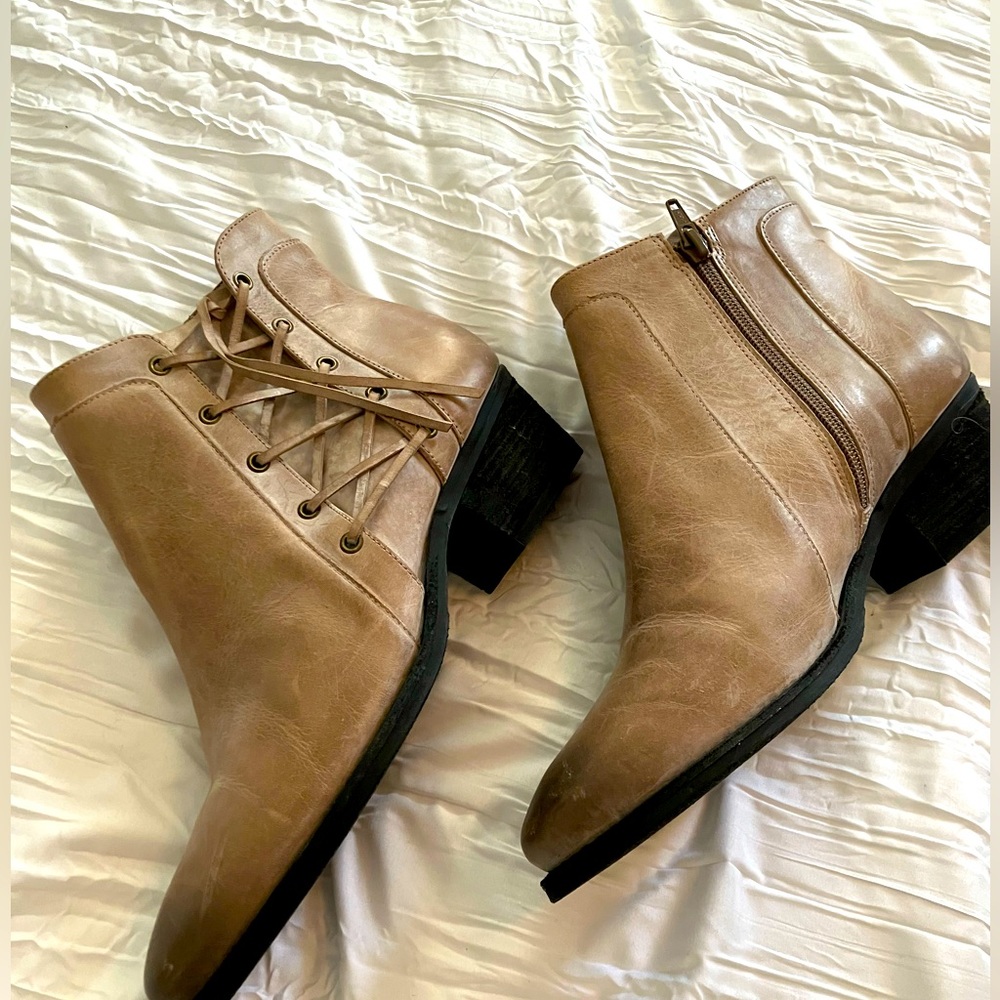 Walking cradle, leather booties tan